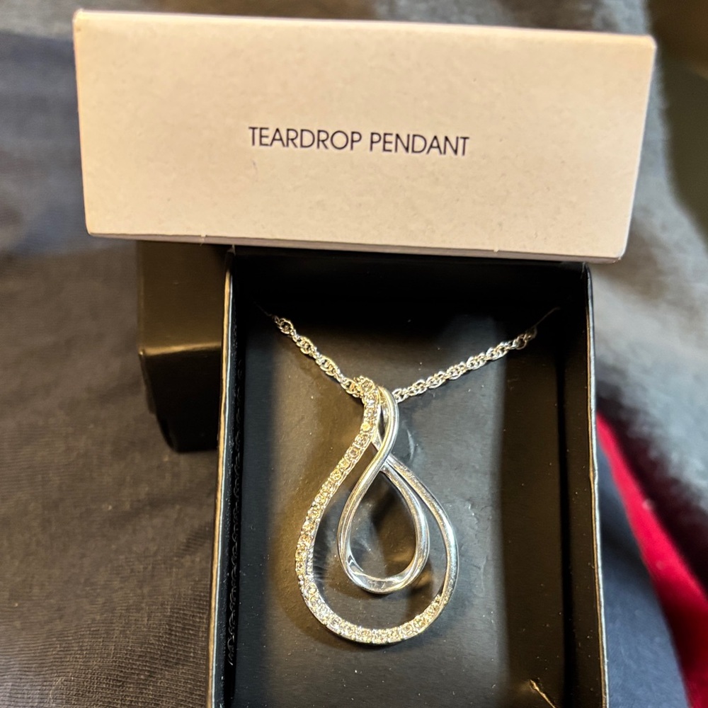 Monet necklace, 6 pairs of Avon earrings, and Avon pendant necklace. - Picture 5 of 10